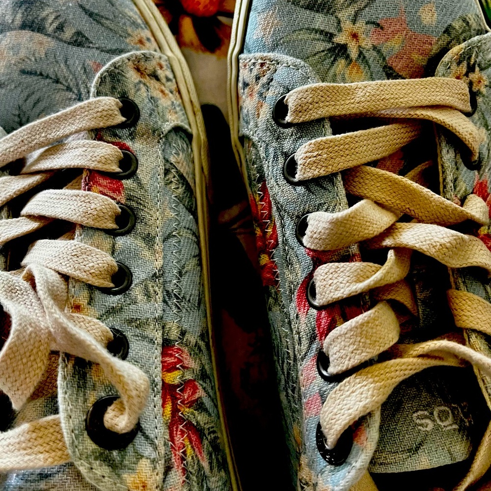 Taos sneaker size 9 Tropical Print